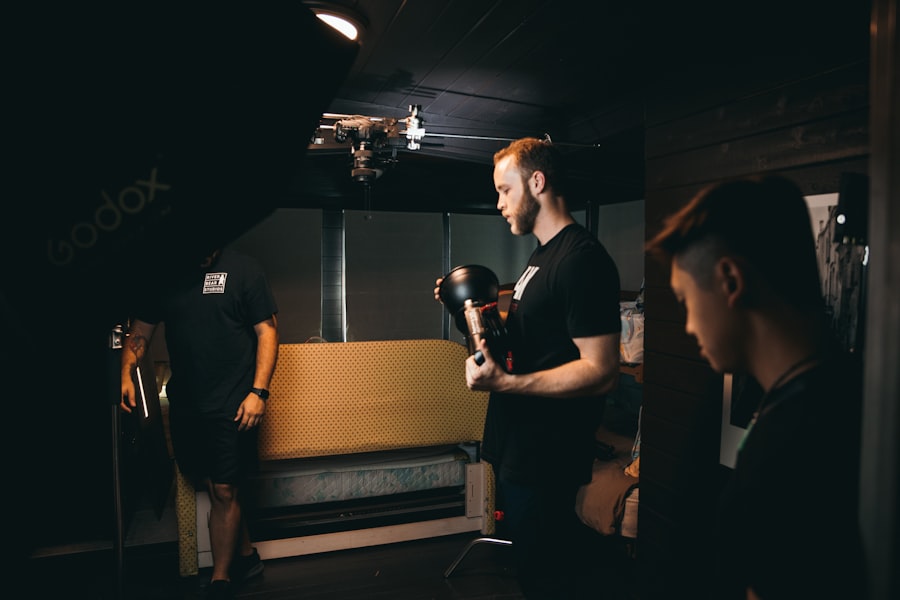 De industrie is zich echter bewust geworden van deze milieuproblemen en streeft naar duurzamere praktijken. Veel bedrijven investeren in groene technologieën om hun CO2-voetafdruk te verkleinen en de productieafval te minimaliseren. Sommige fabrieken gebruiken bijvoorbeeld recyclingsystemen om ongebruikte materialen terug te winnen en opnieuw in het productieproces te brengen.