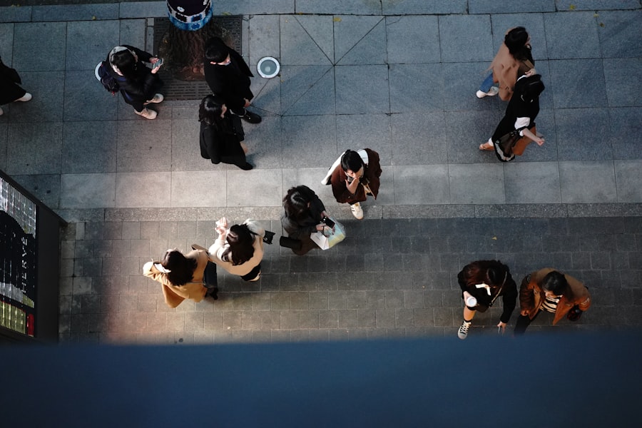 Frustration and impatience are common emotions we experience when faced with prolonged waiting. These feelings can have a significant impact on our behavior. For example, an impatient person may become irritable, which can affect their interactions with others. In a work environment, this can create a tense atmosphere and hinder collaboration between colleagues. Furthermore, frustration can also lead to impulsive behavior. A person waiting too long at a photocopier might decide to leave their position to seek another solution, even if it isn't optimal.